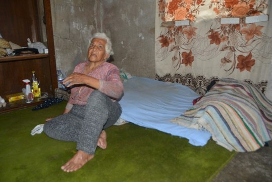 90 Yaşındaki Kadın, Tek Geliri Olan Yaşlılık Maaşını Torunu Çalınca, Gözyaşlarına Boğuldu