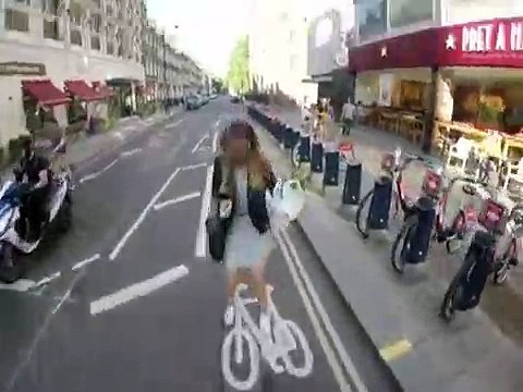 Il trouve une façon géniale de se venger contre les piétons qui marchent sur la piste cyclable