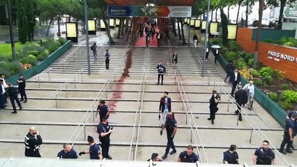 Action de die-in devant l'entrée du salon de l'armement Eurosatory le 11 juin 2018
