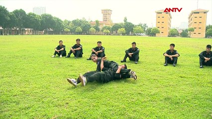 Nữ đặc nhiệm bay người, kẹp cổ hạ gục đối phương trong tích tắc