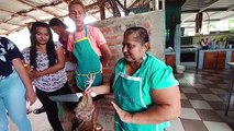 Julito es el elegido para sacrificar la Gallina Panes con Gallina India Salvadoreños. Parte 1