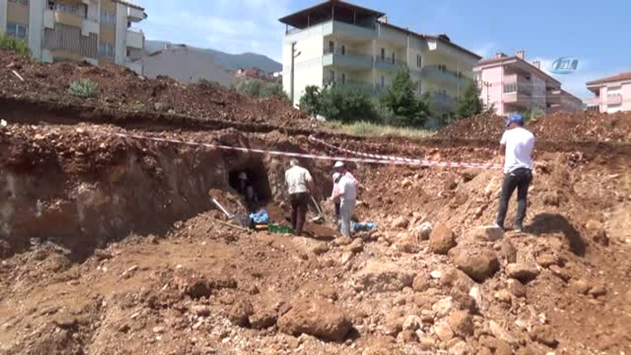 İş Yeri Temel İnşaatı Kazısında Bizans Dönemine Ait Mezar Bulundu