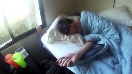 Cet ado malentendant a mis en place un systeme de son spécial pour se réveiller... beaucoup de BASSE