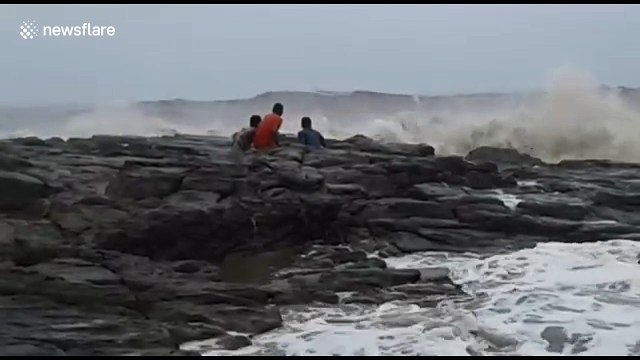 Strong waves nearly sweeps monsoon tourists out to sea in India