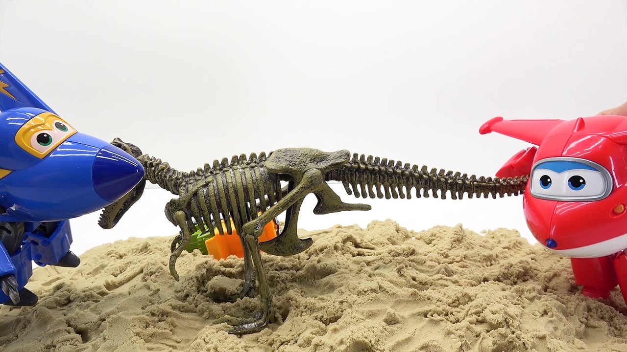 Super Wings Robot, fall in the ground. rescue the Super wings airplane toys.