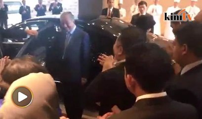 下载视频: Video: Orang Jepun beri penghormatan kepada Dr M, Siti Hasmah