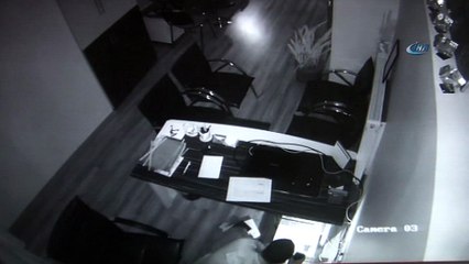 Kadir Gecesi’nde önce Kur’an-ı Kerim’i öptüler, sonra soygun yaptılar...Hırsızlık anları kamerada