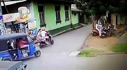 School boy falling down from AutoRikshaw In India...!!!Watch Live...!!!