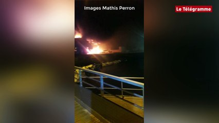 Download Video: ​Lorient La Base. Mathis Perron était sur les quais lorsque le bâtiment des Défis s'est embrasé