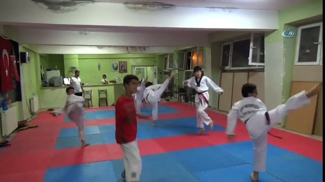 Gündüzleri Oruç Tutup, Akşamları Antrenman Yapıyorlar