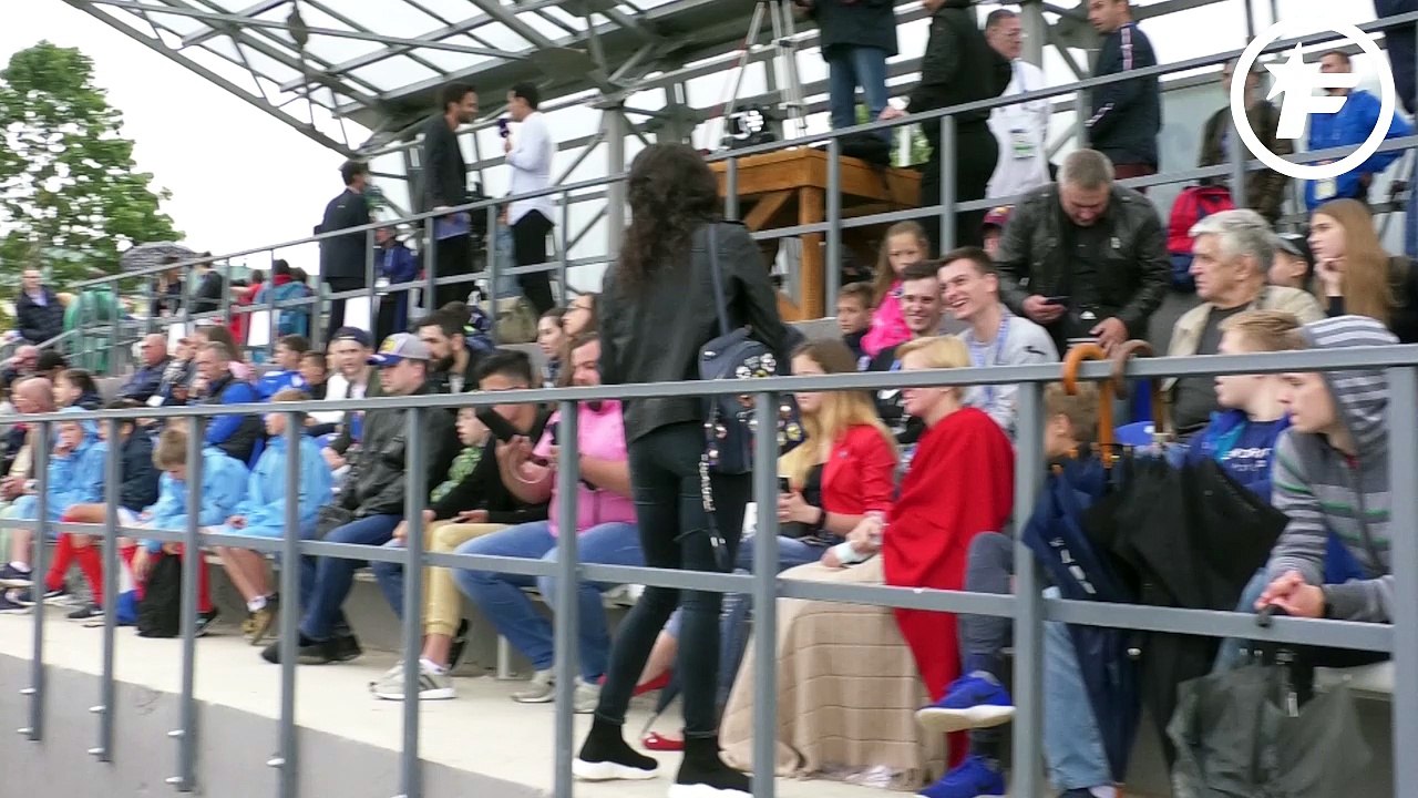 Les supporters français mettent l'ambiance et chambrent Gérard Depardieu