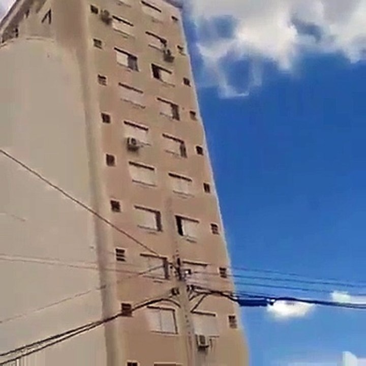 Un enfant marche sur ​​le rebord d'une fenêtre.