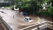 NON !!! il conduit dans les inondations et.. flotte !