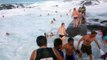 Des touristes se font surprendre par une énorme vague dans une piscine naturelle