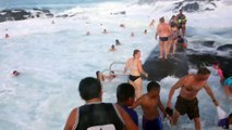 Des touristes se font surprendre par une énorme vague dans une piscine naturelle