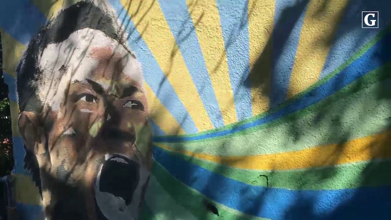 Artista pinta muros no morro São Benedito em Vi...