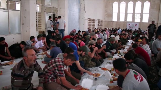 İHH'dan Halep sınırında toplu iftar