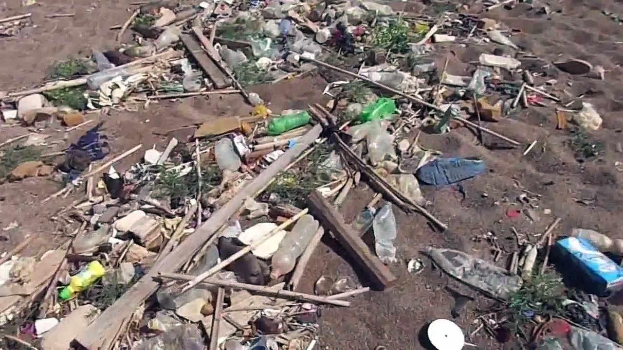 Pollution de la plage Doum à Bordj El Kiffan, Alger.