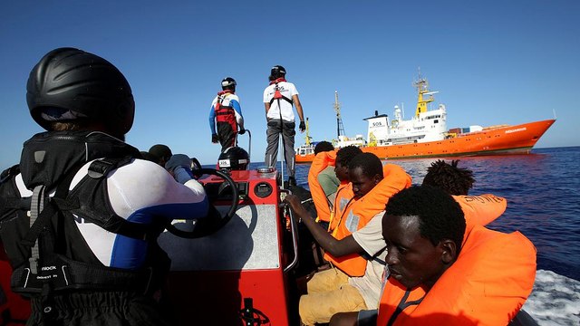 El Aquarius y dos barcos italianos con 630 inmigrantes ponen rumbo a Valencia