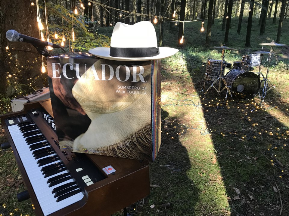 "La oreja de Van Gogh" promociona el sombrero de paja toquilla