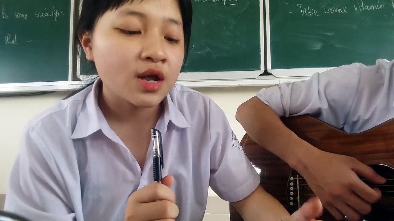 Nữ sinh cover 'Chạm tới nỗi đau' trong giờ ra chơi