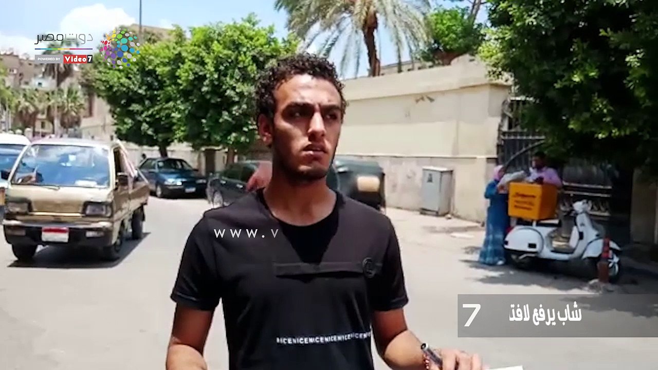 شاب يرفع لافتة أمام "التربية والتعليم": منعوني من دخول الامتحان