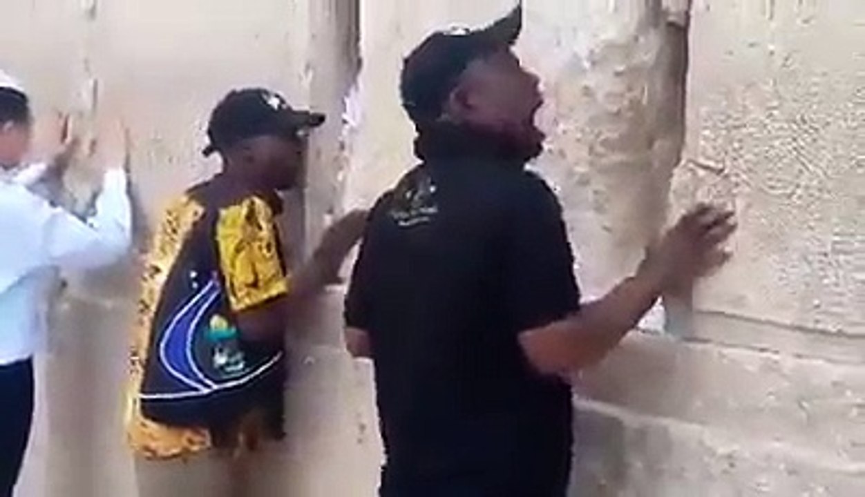 Jerusalem, Ces Africains s'adressent à Dieu devant le Mur des lamentations, Regardez!