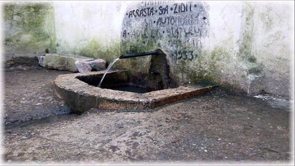 Le bruit de l'eau qui coule dans une fontaine - 30 minutes