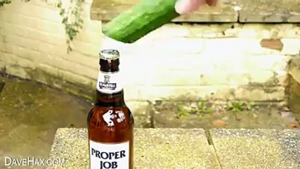 Kako otvoriti pivo pomoću krastavca? :D