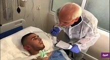 الدكتور داود الشوبكي من غزة يحاول التواصل مع نجله ساري، بعد أن أصيب برصاص من أحد قناصة الاحتلال في ظهره أصابته بالشلل.