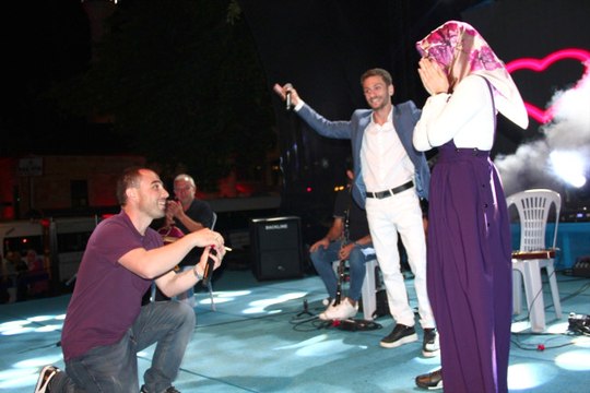 Afrin'de Görevli Uzman Çavuş'tan Sevgilisine Sahnede Evlenme Teklifi