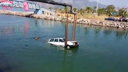 Çaya uçan aracın sürücüsü camı kırarak hayatını kurtardı