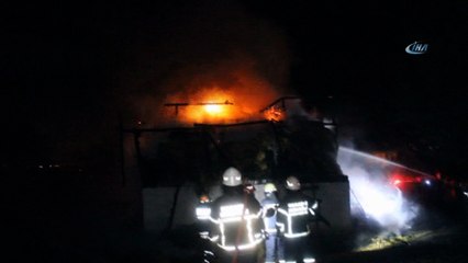 Ahır alev alev yandı, hayvanlar son anda kurtarıldı