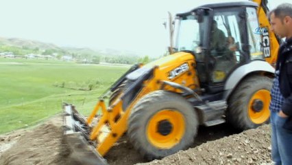 Başkale Belediyesi, engelli vatandaş için evinin kapısına kadar yol yaptı