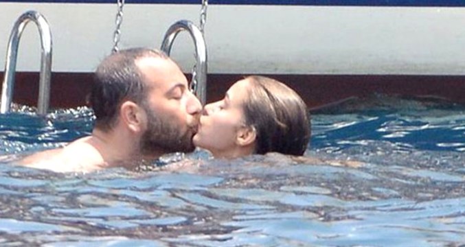 Bensu Soral ve Sevgilisi Hakan Baş Denizde Birbirlerini Öpücüklere Boğdu