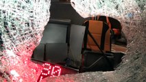 Yolcu otobüsüne taşlı saldırı... Hareket halindeki yolcu otobüsüne atılan kaya parçası muavin koltuğuna saplandı