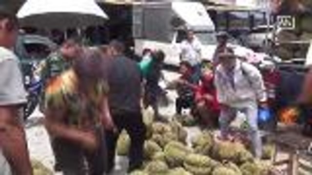 Durians sold at half price in eastern Thailand