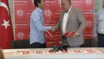 Bülent Korkmaz, Antalyaspor ile 1 1 yıllık sözleşme imzaladı