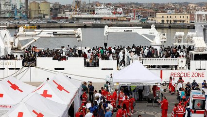 Download Video: Catania, 900 migranti sbarcano da nave Guardia costiera