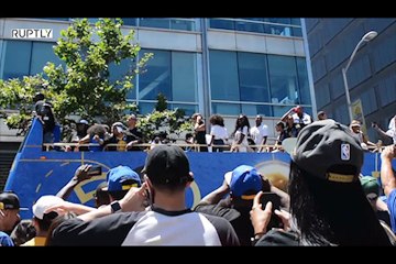 Golden State Warriors şampiyonluk kutlamalarına devam ediyor