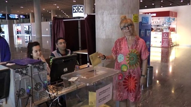 Gurbetçiler uçaktan iner inmez sandıklara koştu