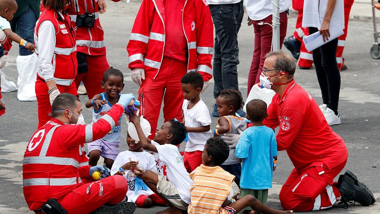 Italiens Küstenwache bringt 900 Flüchtlinge nach Sizilien