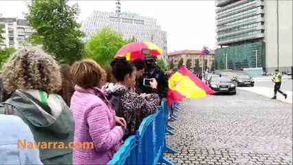 La cálida acogida al Rey a su llegada a Pamplona para inaugurar un congreso internacional de arquitectura