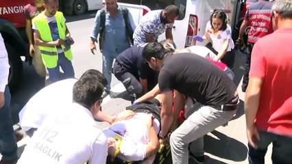 Tırın altına giren minibüsten sağ çıktılar - SAKARYA