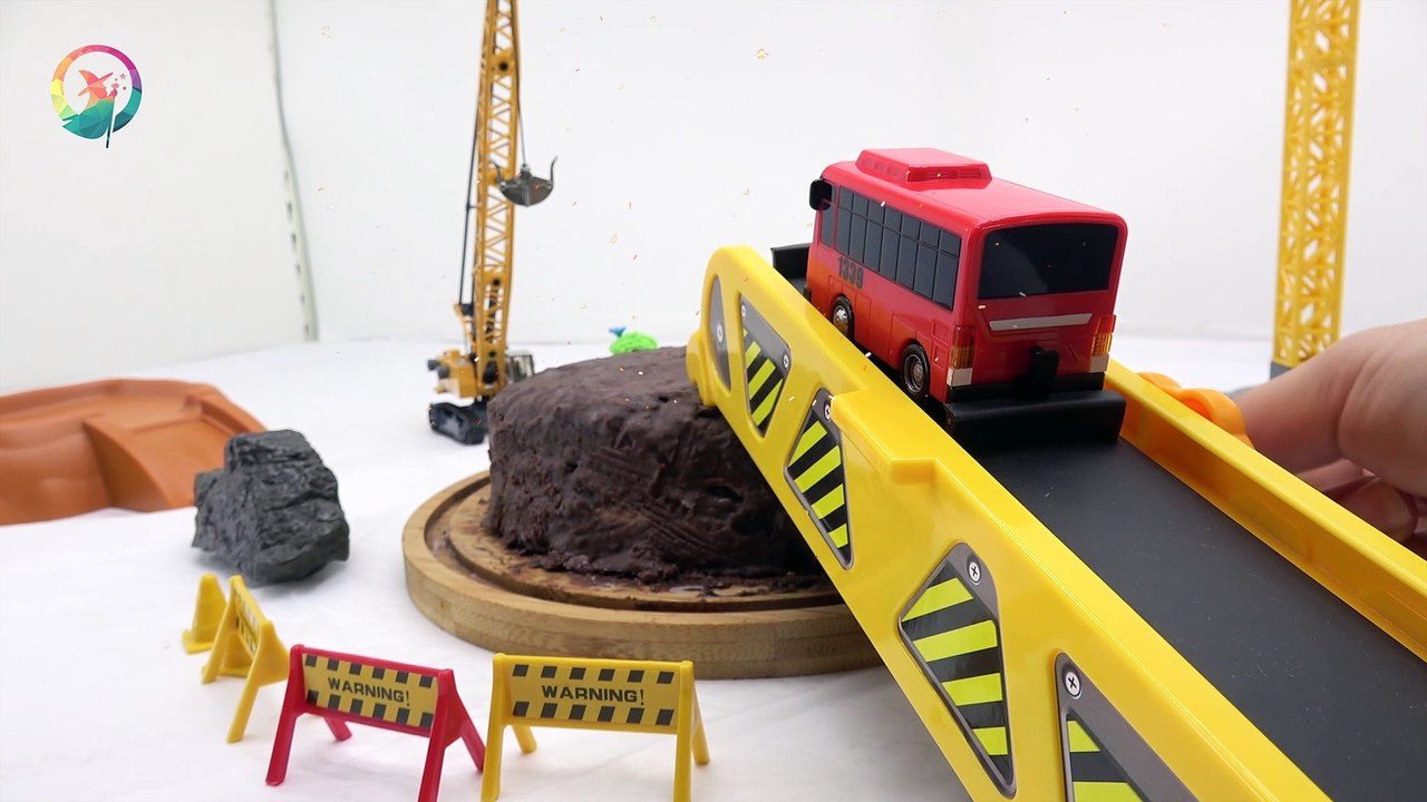 TAYO the Little Buses, On the CHOCOLATE CAKE!! HELP Him, Construction Toys!  ♥ [토이위자드] TOY WIZARD