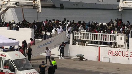 Barco com migrantes atraca no porto de Catânia