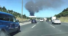 İstanbul Kağıthane'de Bir Fabrikada Çıkan Yangına İtfaiye Ekipleri Müdahale Ediyor