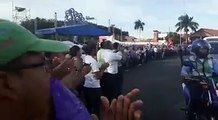 #NicaraguaQuierePazNicaragüenses reunidos en la Rotonda Hugo Chávez, para pedir por La Paz, brindaron aplausos y ondearon sus banderas, al momento que pasó el