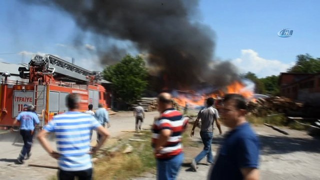 Kereste fabrikası alev alev yandı