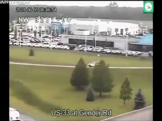 Un automobiliste refuse les bouchons et agit d’une façon très étrange